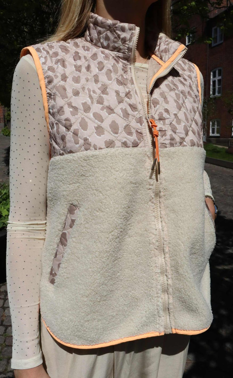 Liberte Vest - Teddy - Creme Pale Lux Leo/Neon Orange