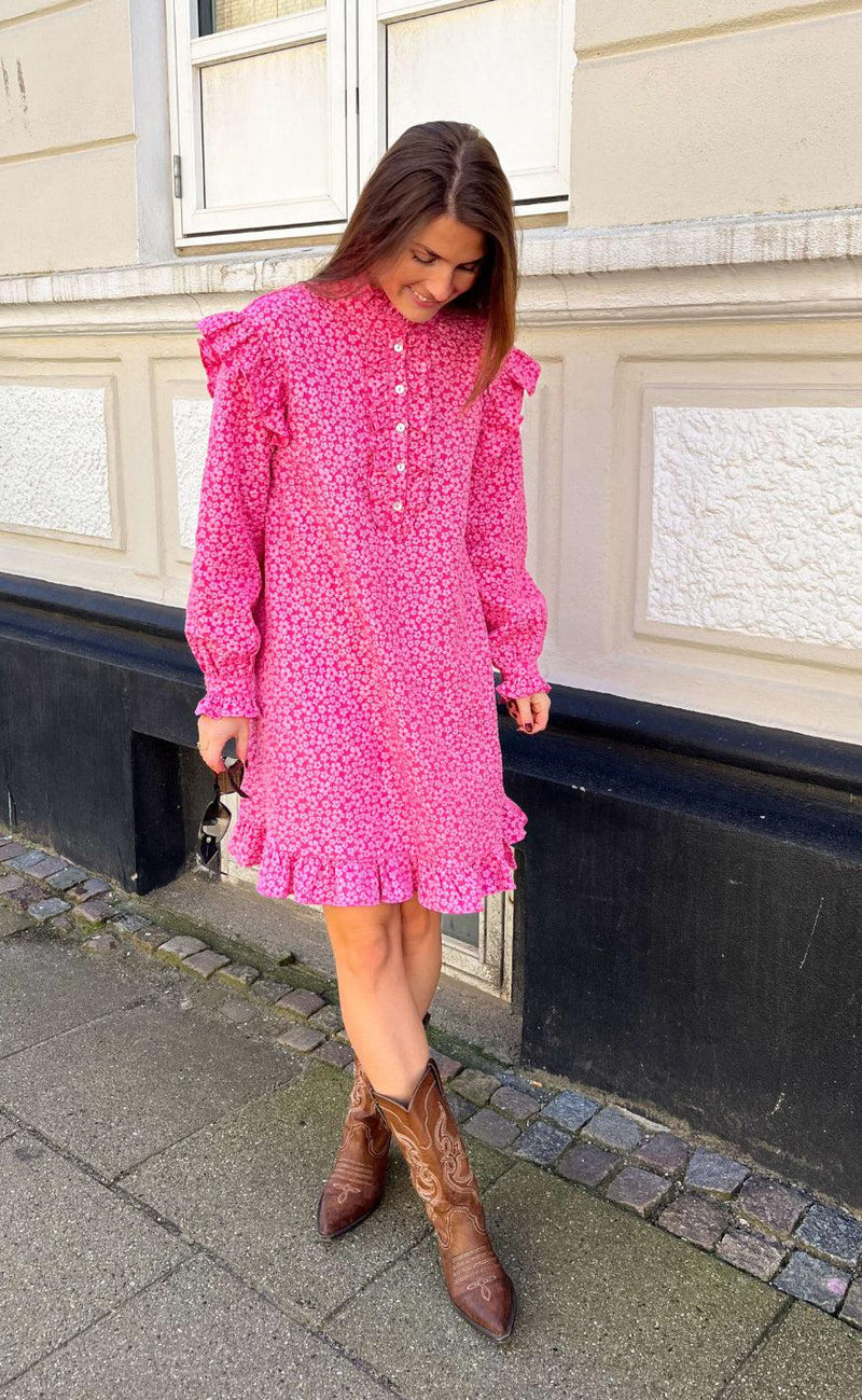 Noella Kjole - Reno Ruby Ruffle - Bright Pink