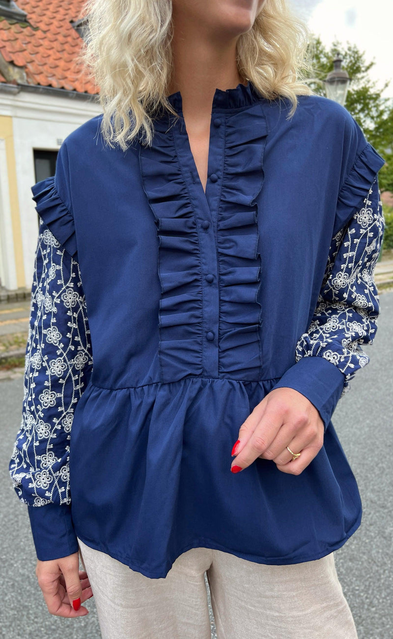 Say INA Copenhagen Bluse - Emily Broderi - Navy Blue / White
