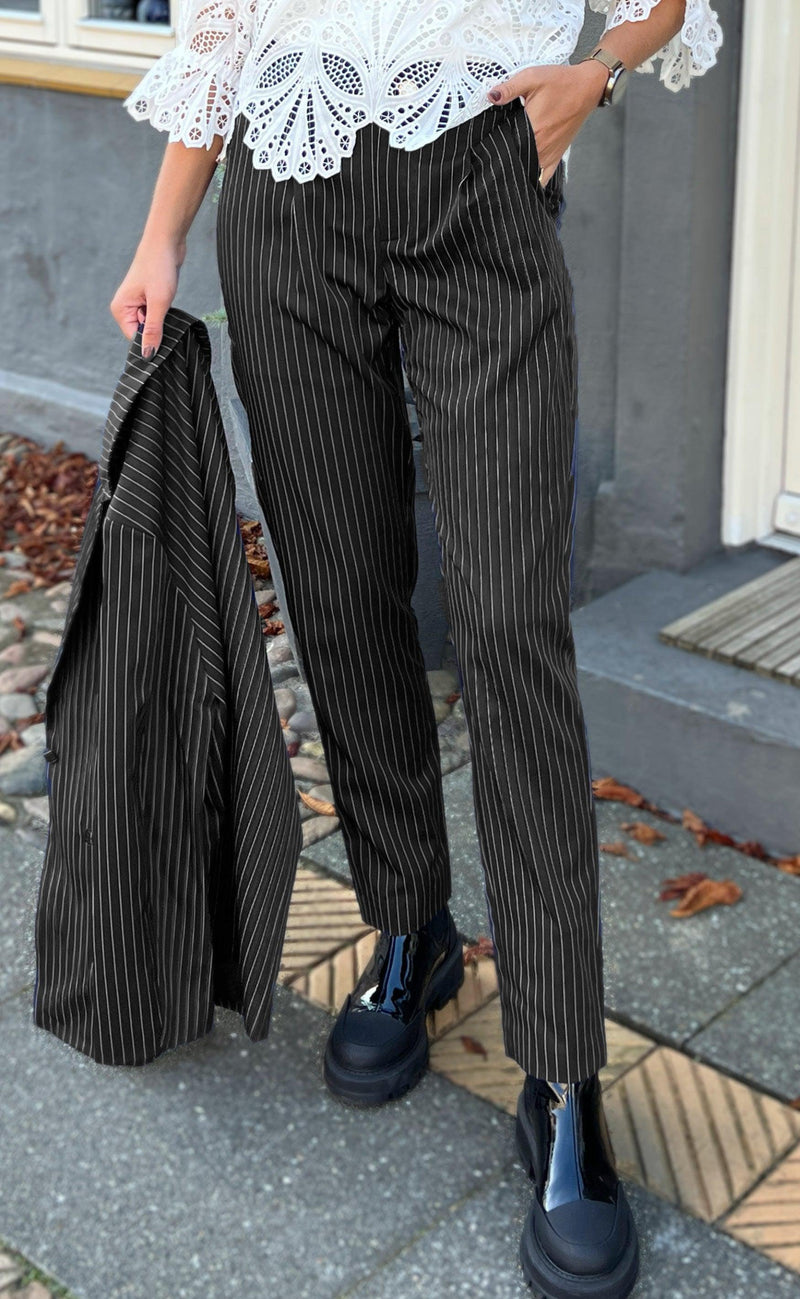 Say INA Copenhagen Bukser - Zoey Straight - Black Pinstripe
