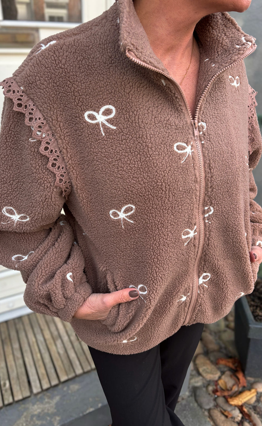 Say INA Copenhagen Fleece Jakke - Fia - Brown W. Bow Embroidery