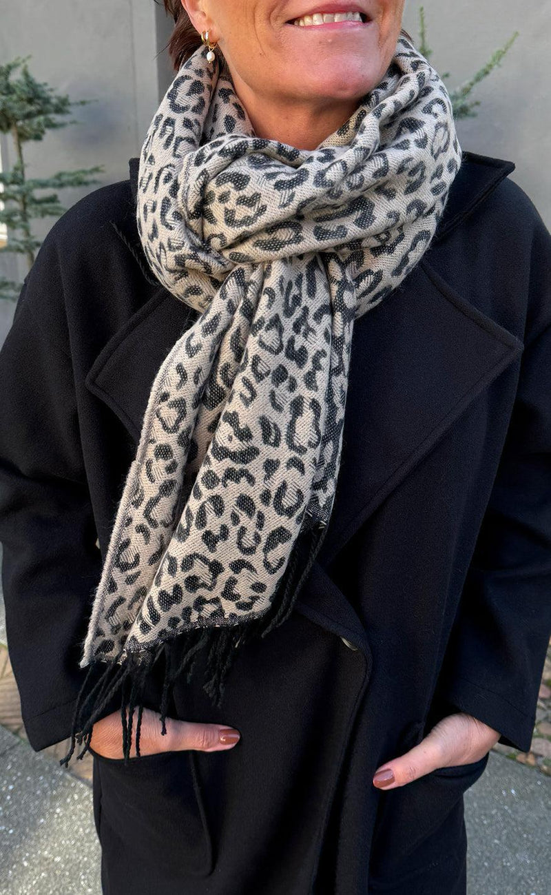 Say INA Copenhagen Halstørklæde - Ariana - Beige Leopard