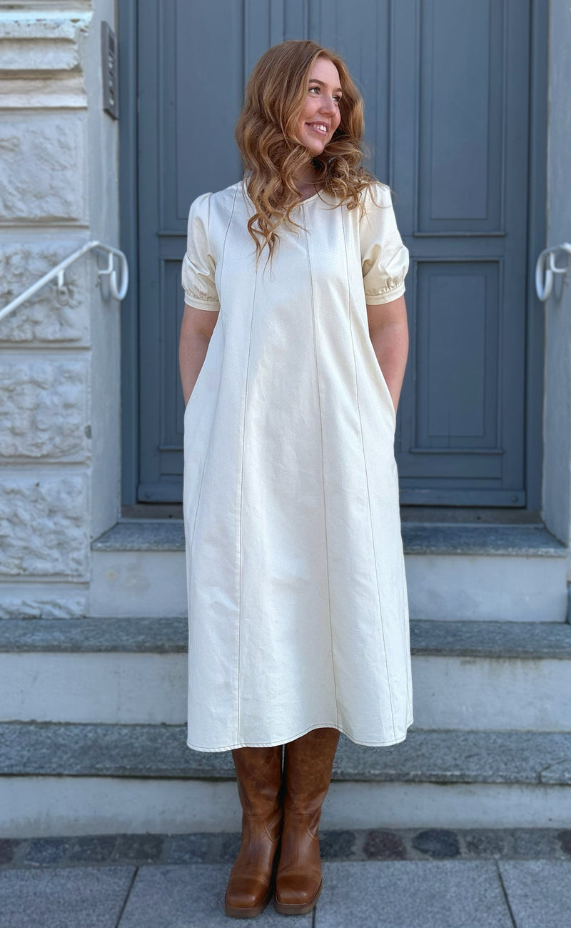 Say INA Copenhagen Kjole - Daniella Denim - Creme W. Brown Stitches