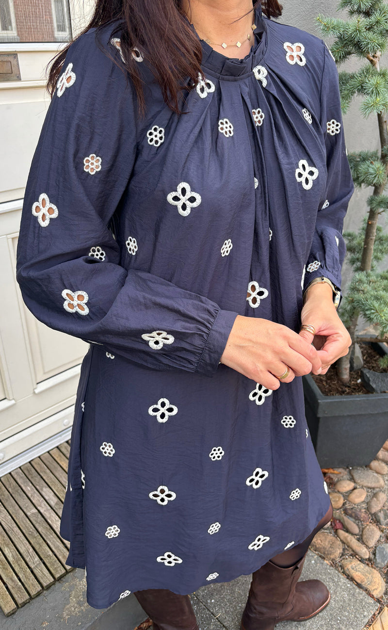 Say INA Copenhagen Kjole - Hazel - Navy Blue W. White Embroidery