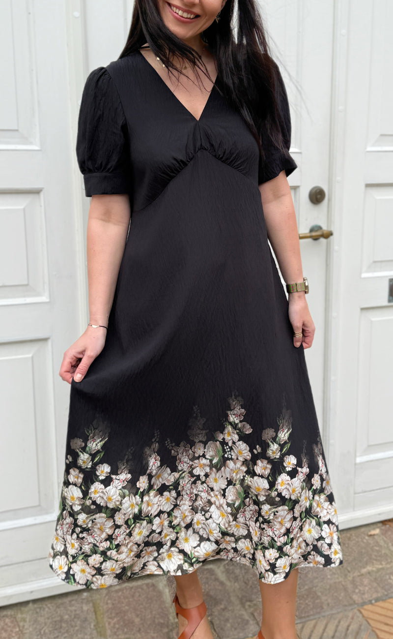 Say INA Copenhagen Kjole - Mirabelle - Black W. Flowers