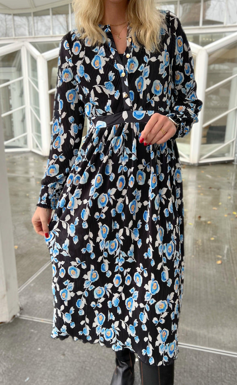 Say INA Copenhagen Kjole - Olivia - Black/Blue Flower