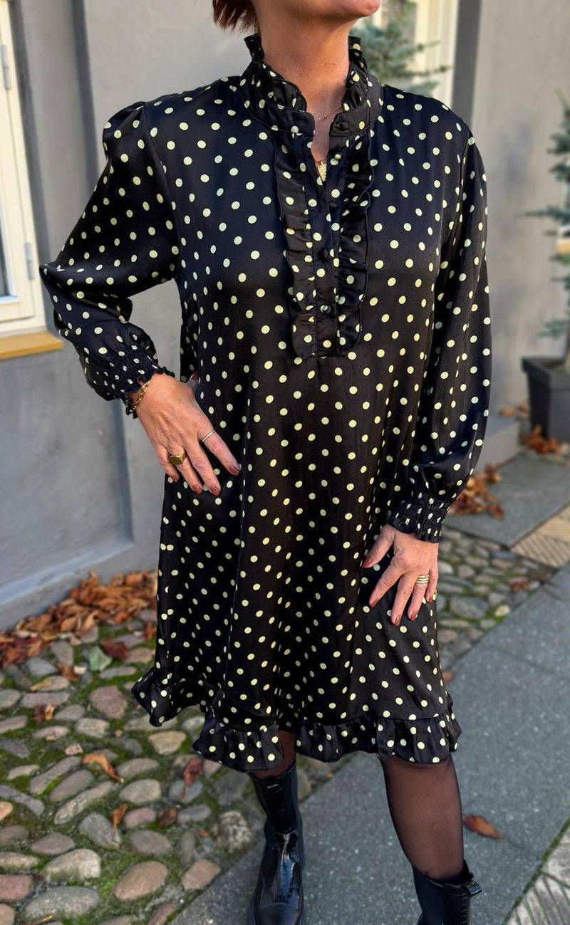 Say INA Copenhagen Kjole - Pia - Black W. Green Dots