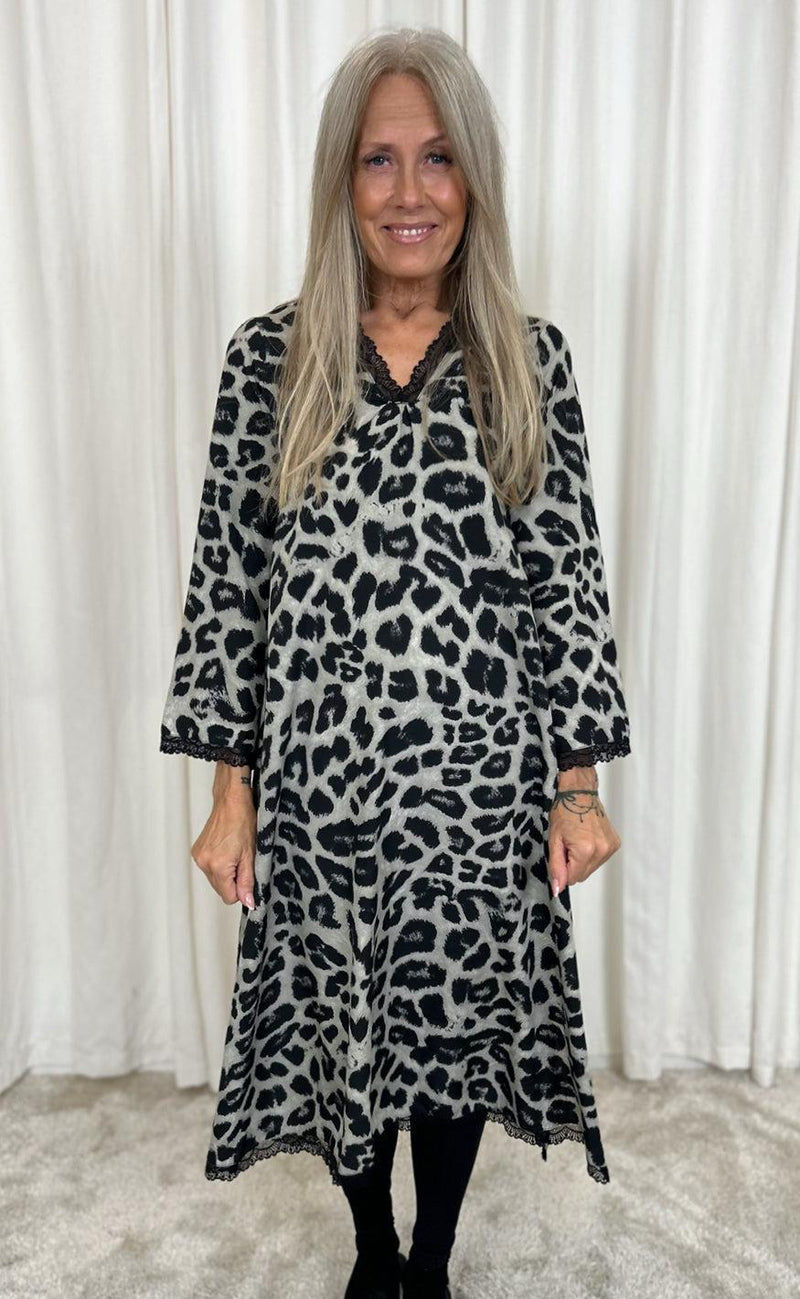 Say INA Copenhagen Kjole - Safina - Grey Leopard
