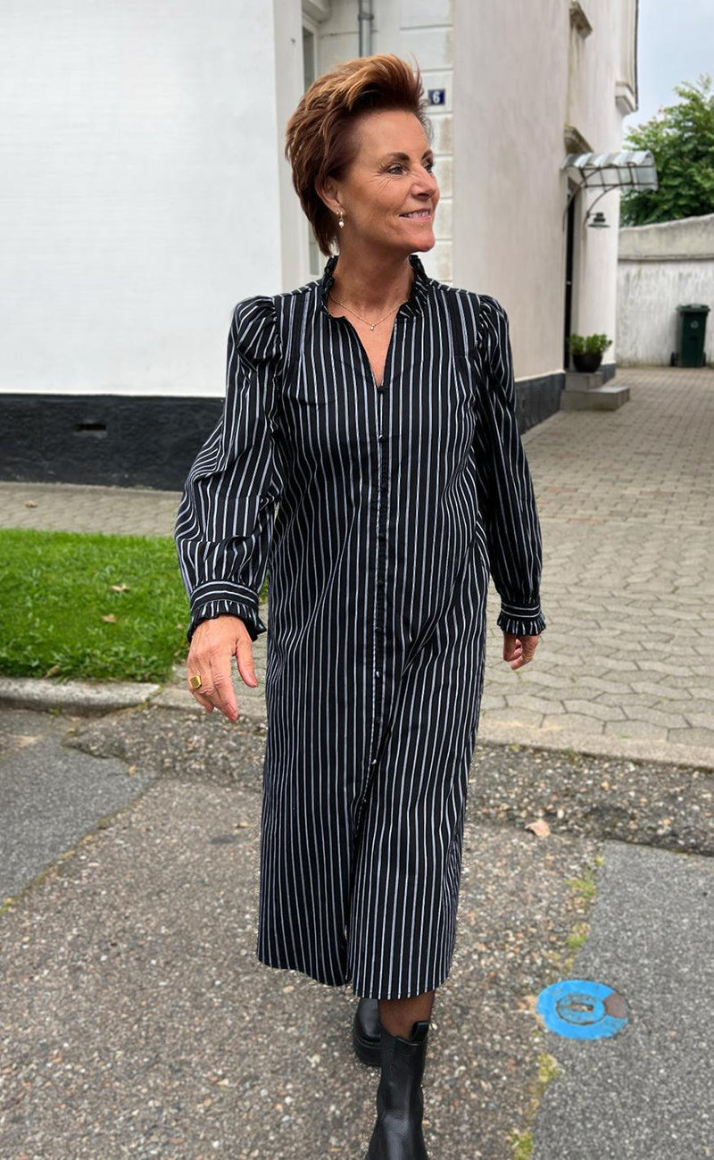 Say INA Copenhagen Kjole - Tiki - Black W. White Stripes