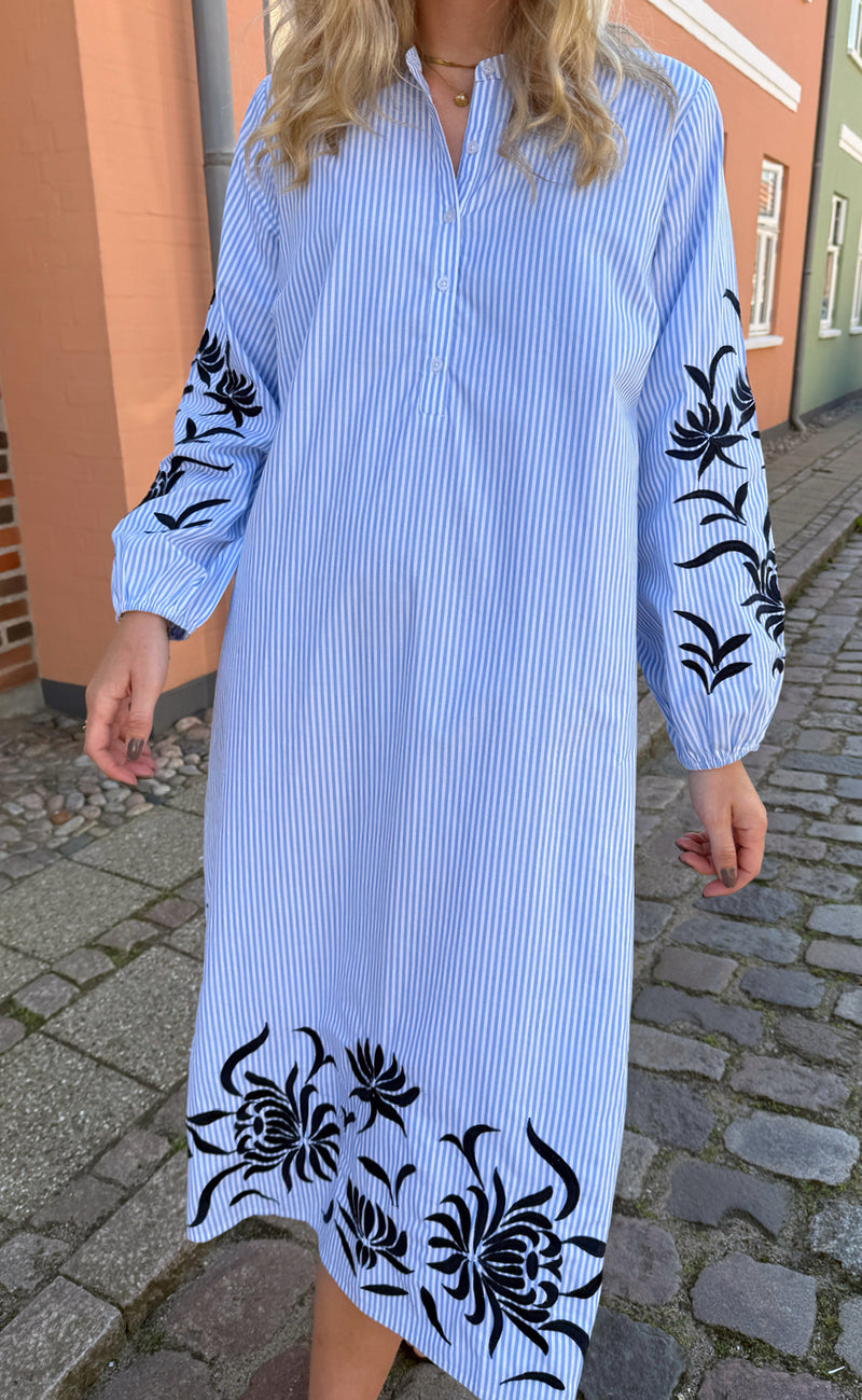 Say INA Copenhagen Kjole - Tilde Long - Blue Striped W. Embroidery