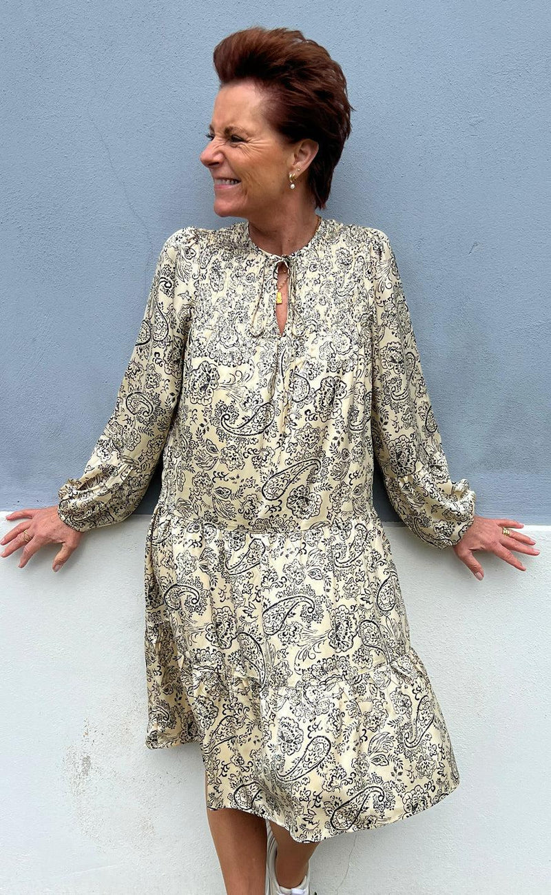 Say INA Copenhagen Kjole - Vanessa - Creme / Black Paisley