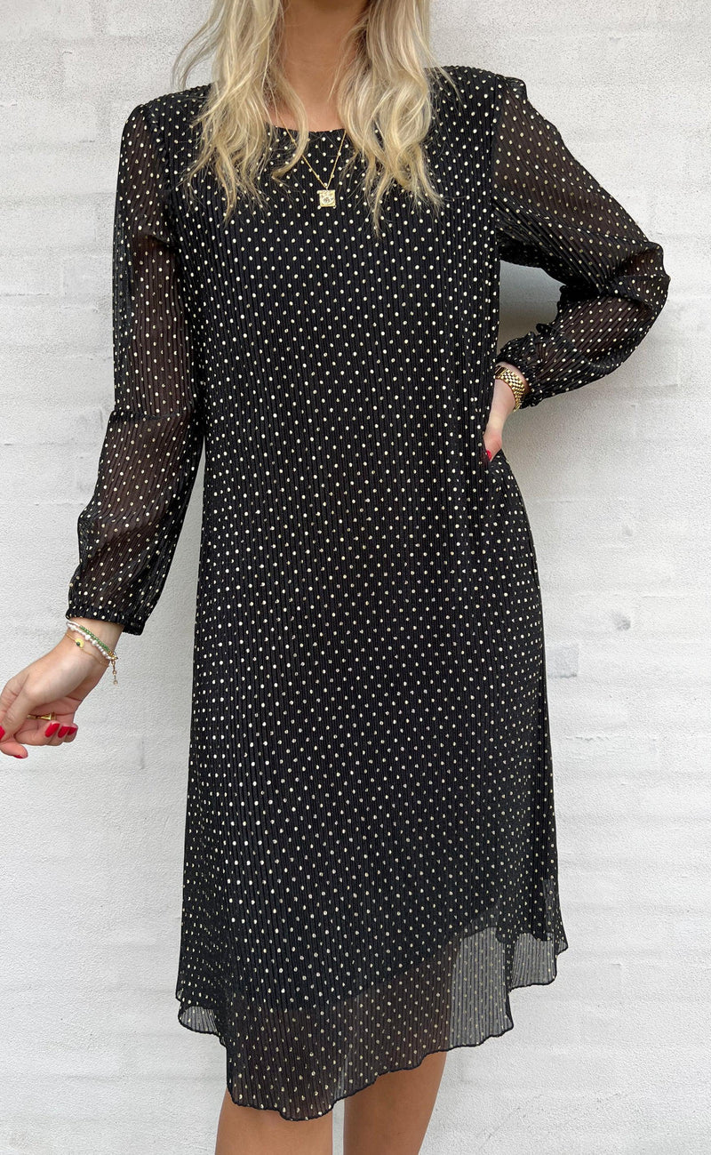 Say INA Copenhagen Kjole - Victoria Plisse - Black W. Gold Dots