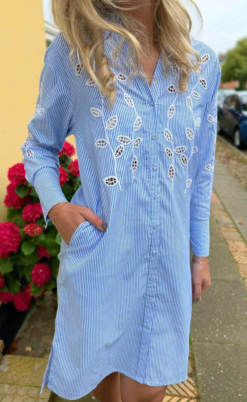 Say INA Copenhagen Skjortekjole - Selene - Blue Striped W. Embroidery