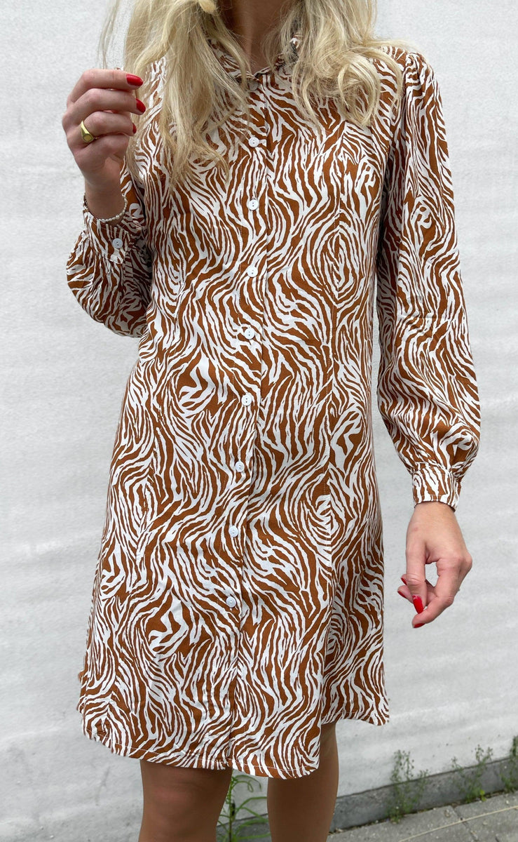 INA Kjole Emma - White / Brown Zebra | Hurtig levering | Fashionbystrand
