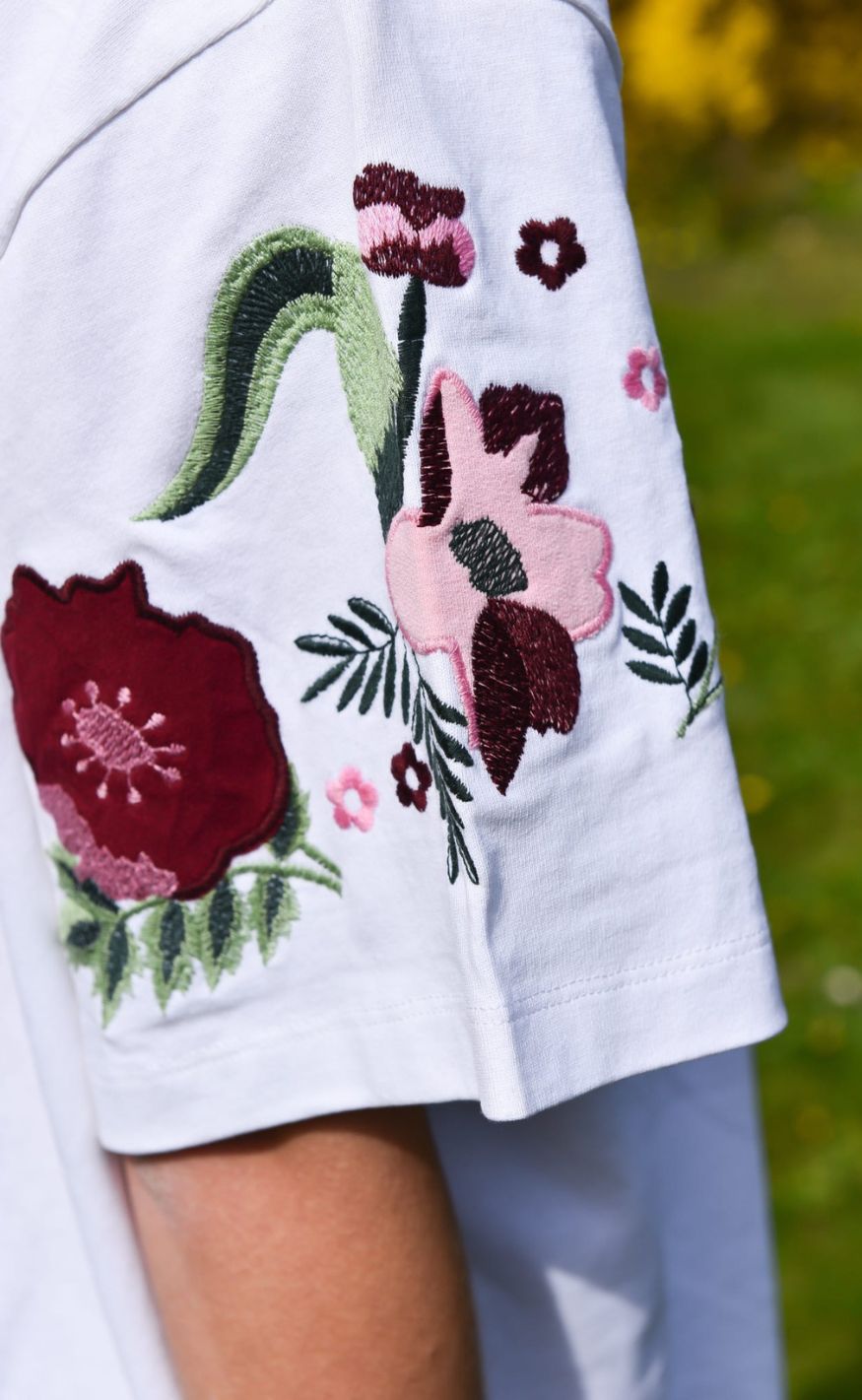 A-View T-Shirt - Best Double Flower - White