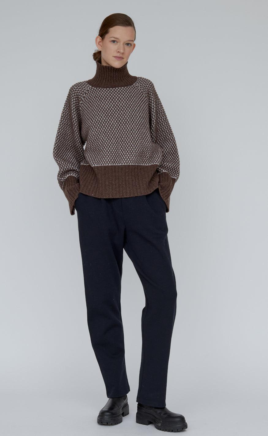 Basic Apparel Strik - Line T-Neck - Light Grey/Brown