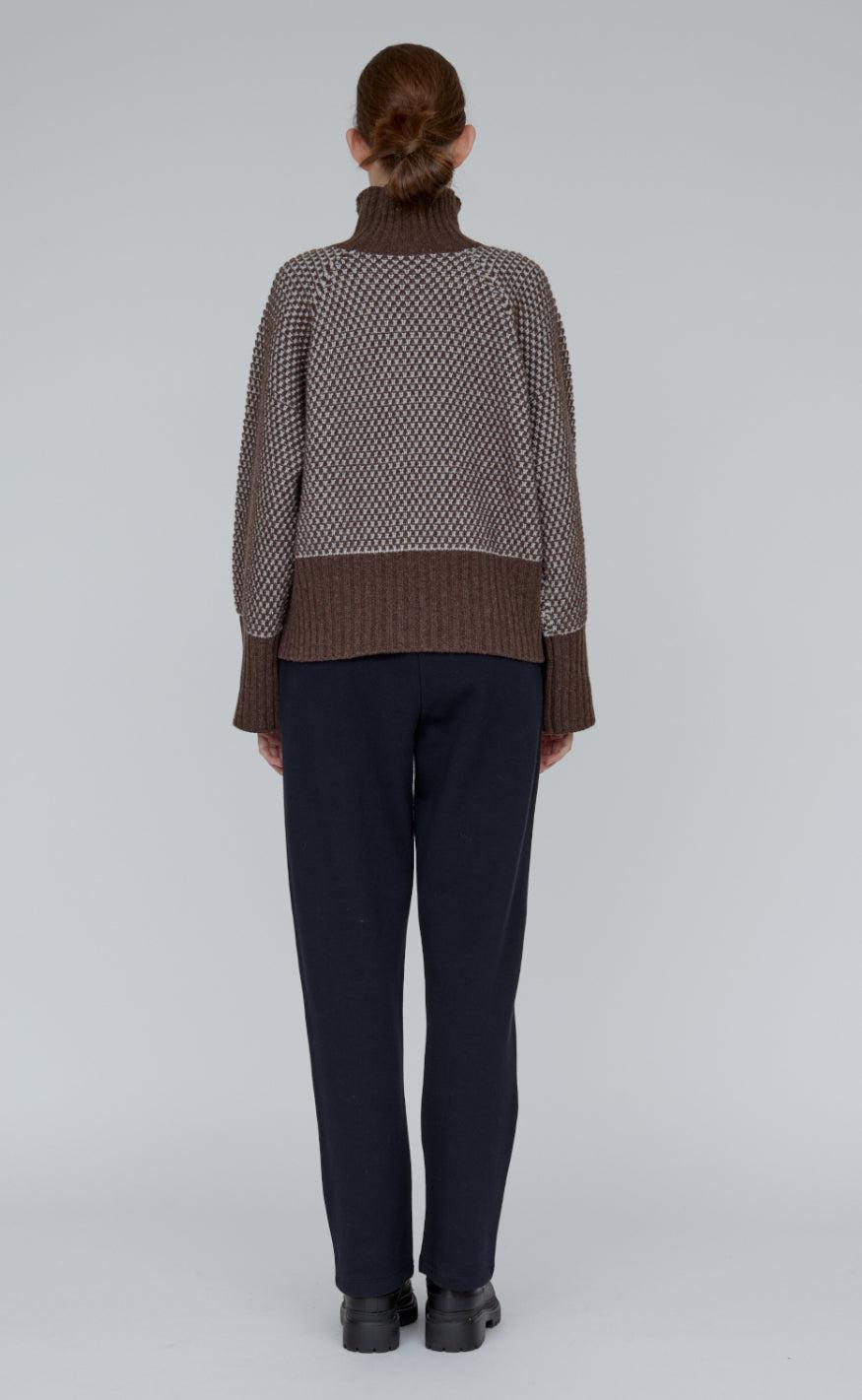 Basic Apparel Strik - Line T-Neck - Light Grey/Brown