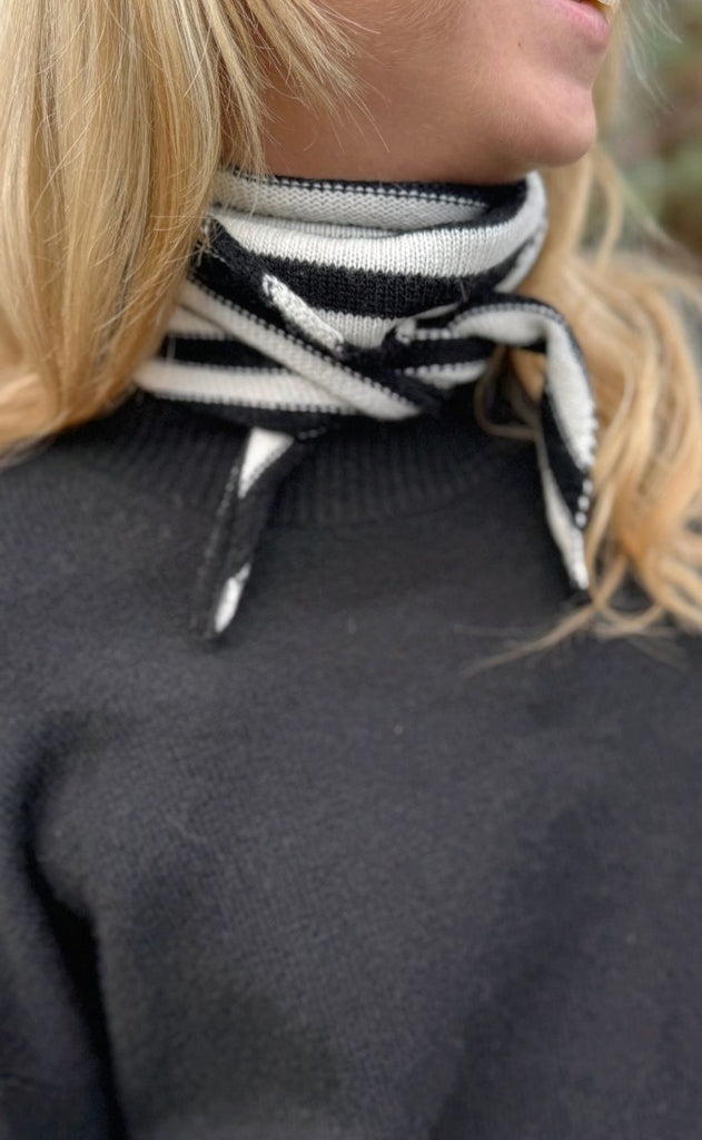 Black Colour Strikket Tørklæde - Triangle Striped - Black White