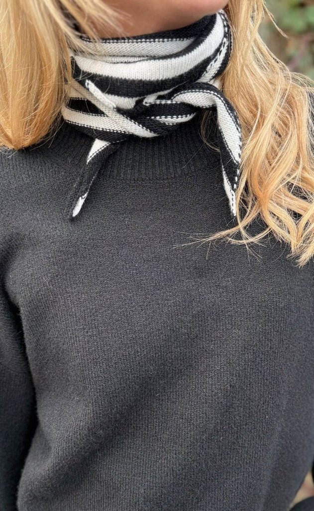 Black Colour Strikket Tørklæde - Triangle Striped - Black White