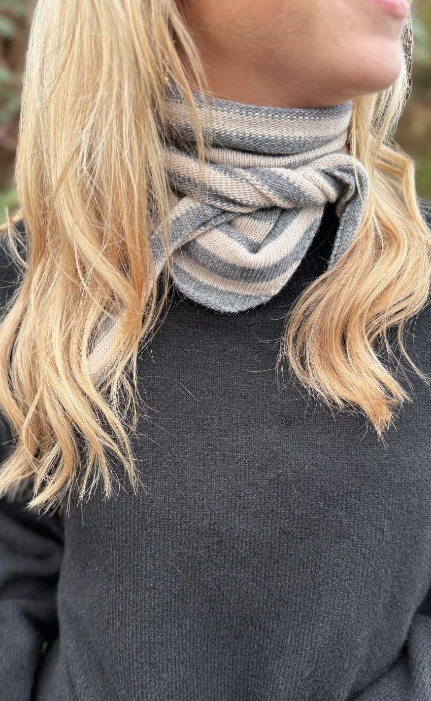 Black Colour Strikket Tørklæde - Triangle Striped - Grey Latte