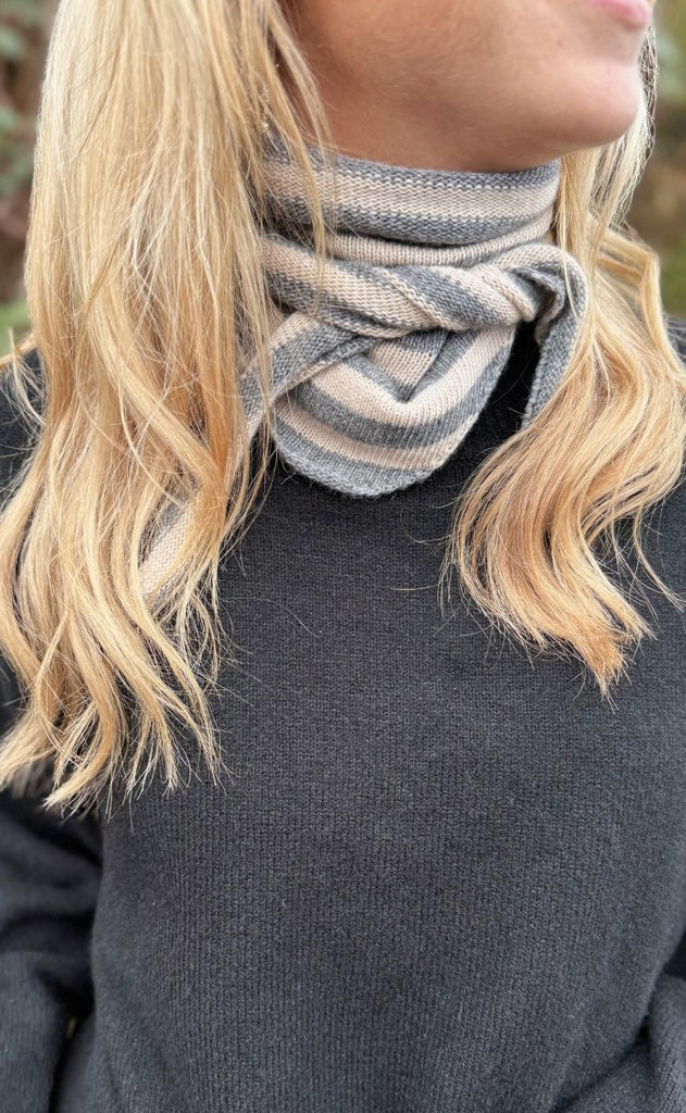 Black Colour Strikket Tørklæde - Triangle Striped - Grey Latte