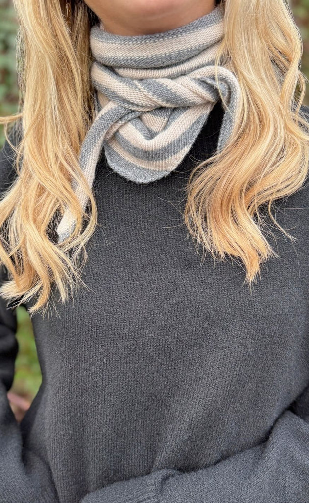 Black Colour Strikket Tørklæde - Triangle Striped - Grey Latte