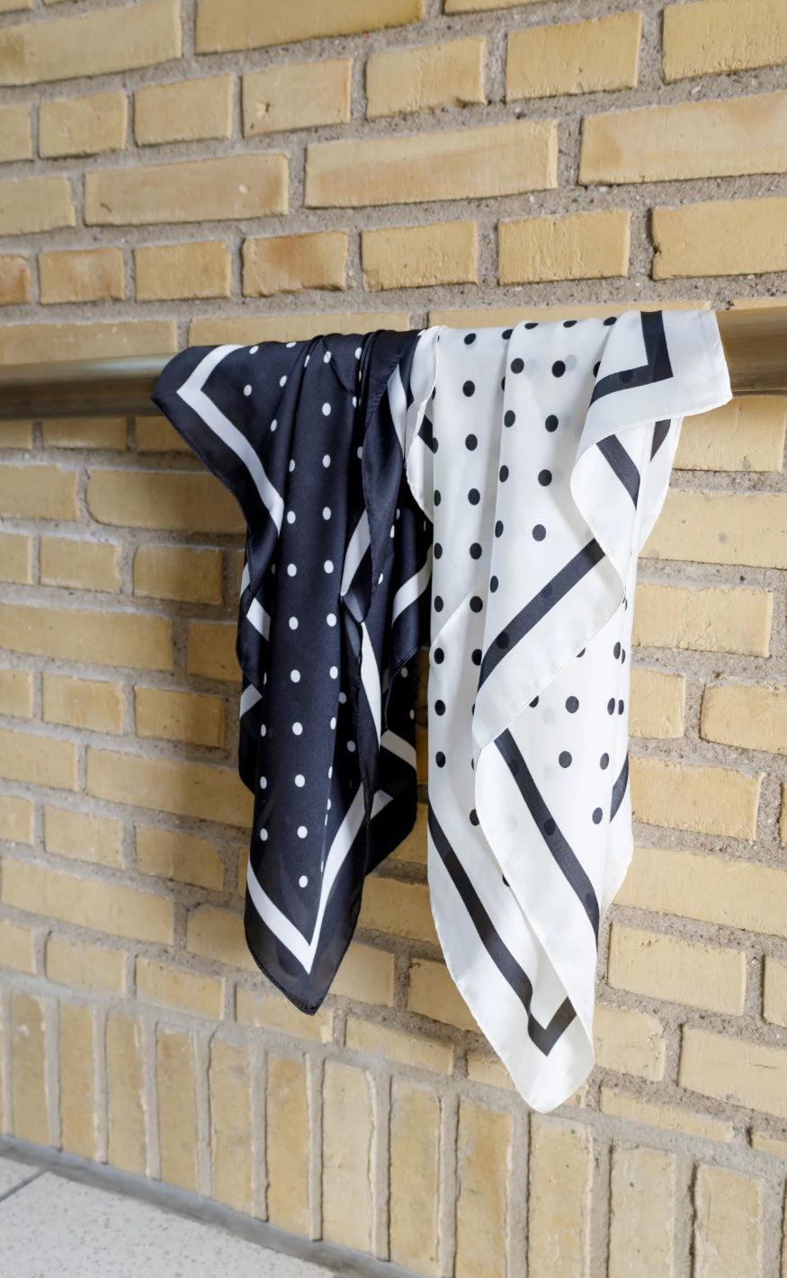 Black Colour Tørklæde - Adaline - Off White