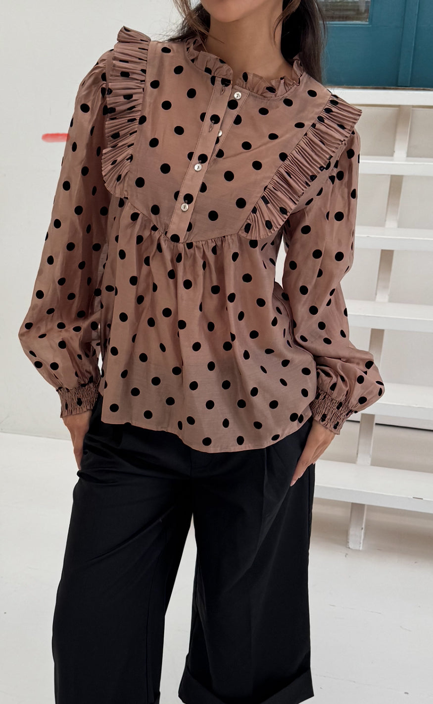 Continue Bluse - Silke Dot - Nougat w. Black Dot