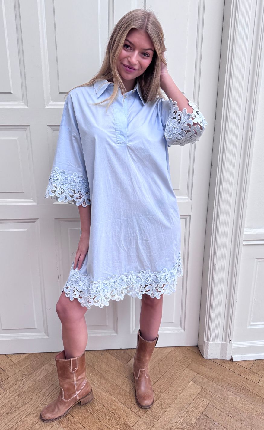 Continue Kjole - Klara Embrodery - Light Blue