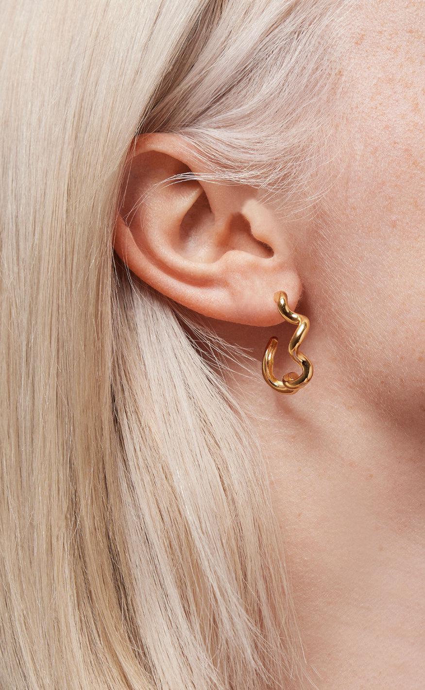 ENAMEL Copenhagen Øreringe - Curly - Gold Colour