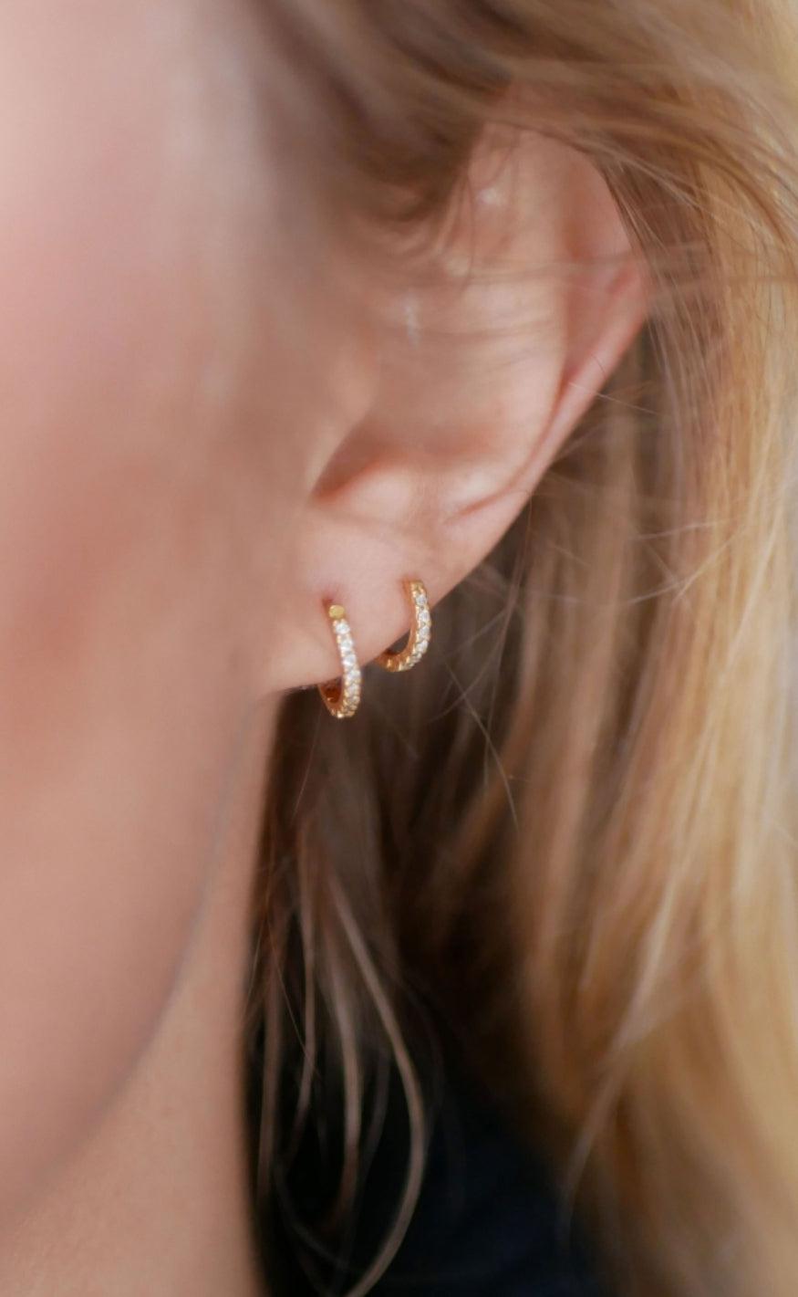 ENAMEL Copenhagen Øreringe - Petite Flora 6 mm - Gold Colour