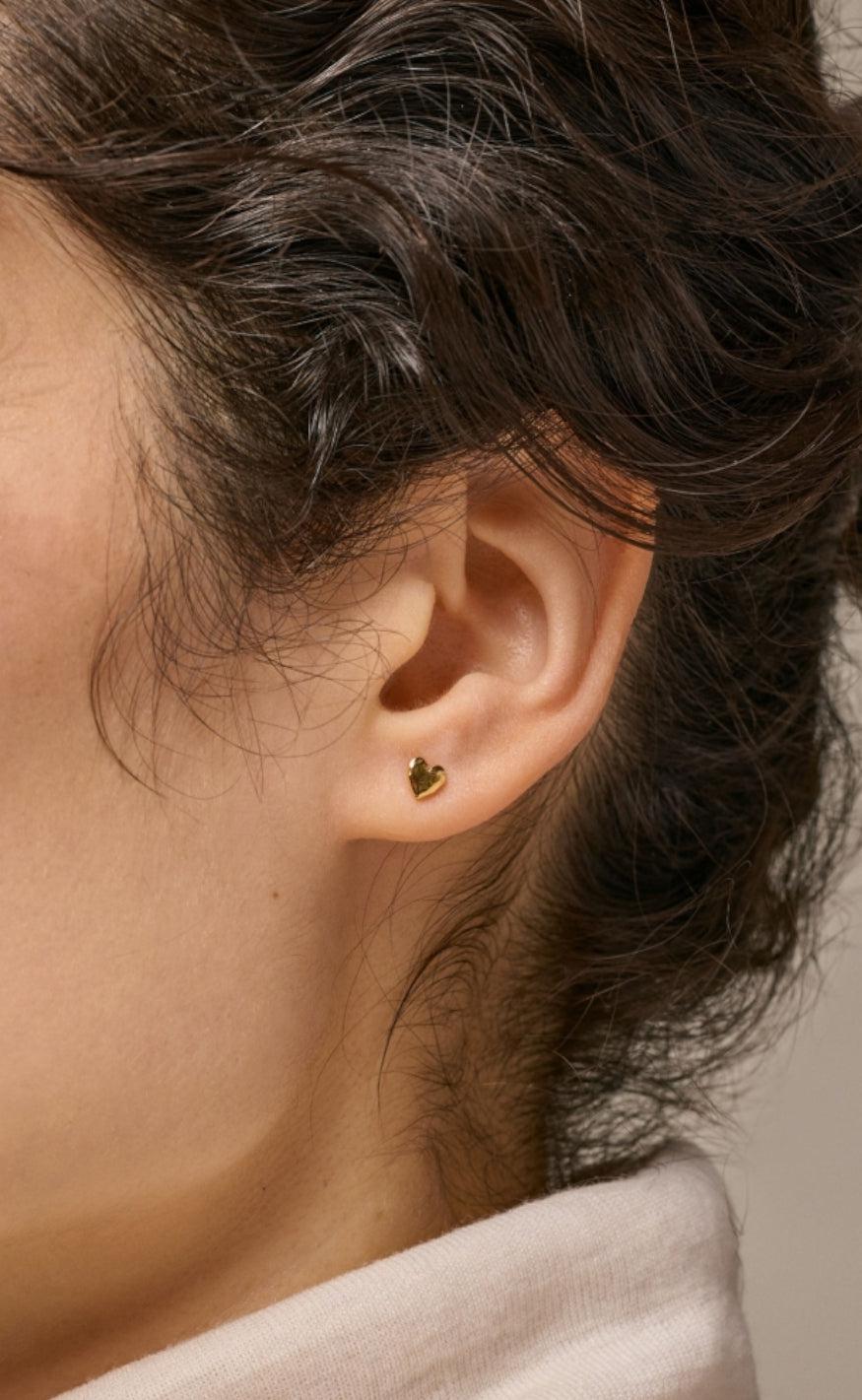 ENAMEL Copenhagen Øreringe - Studs Heart - Gold Colour