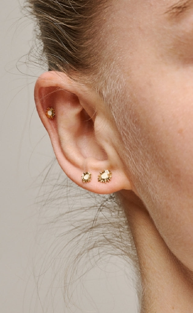 ENAMEL Copenhagen Øreringe - Studs Mini Sunshine - Daisy