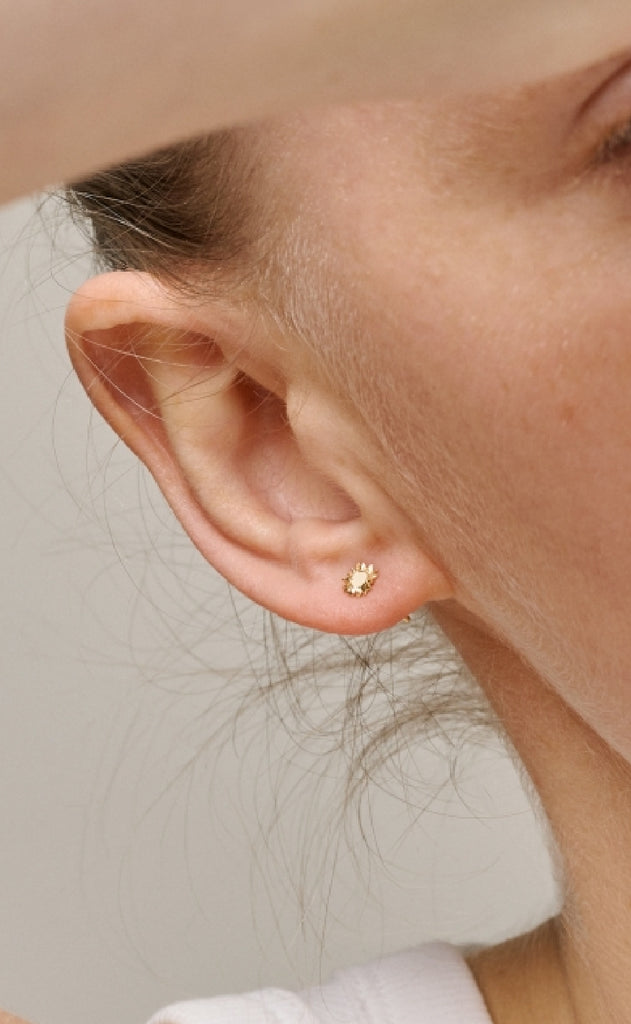 ENAMEL Copenhagen Øreringe - Studs Mini Sunshine - Daisy