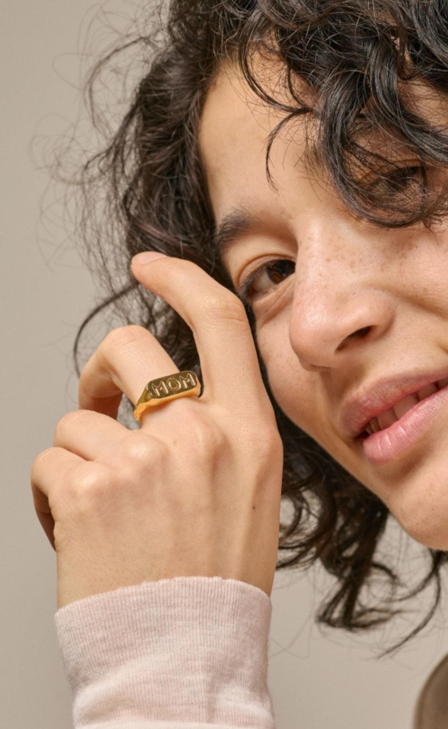 ENAMEL Copenhagen Ring - Mom Statement - Gold Colour