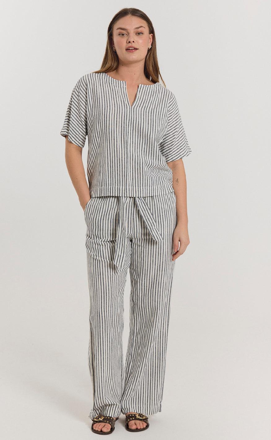 Freequent Bluse - Lavisco - Star Off-white w. Navy Blazer