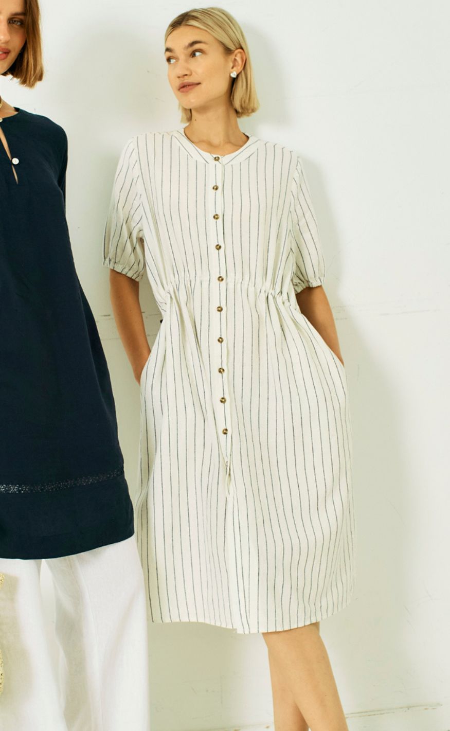 Freequent Kjole - Lava - Star Off-white w. Navy Blazer