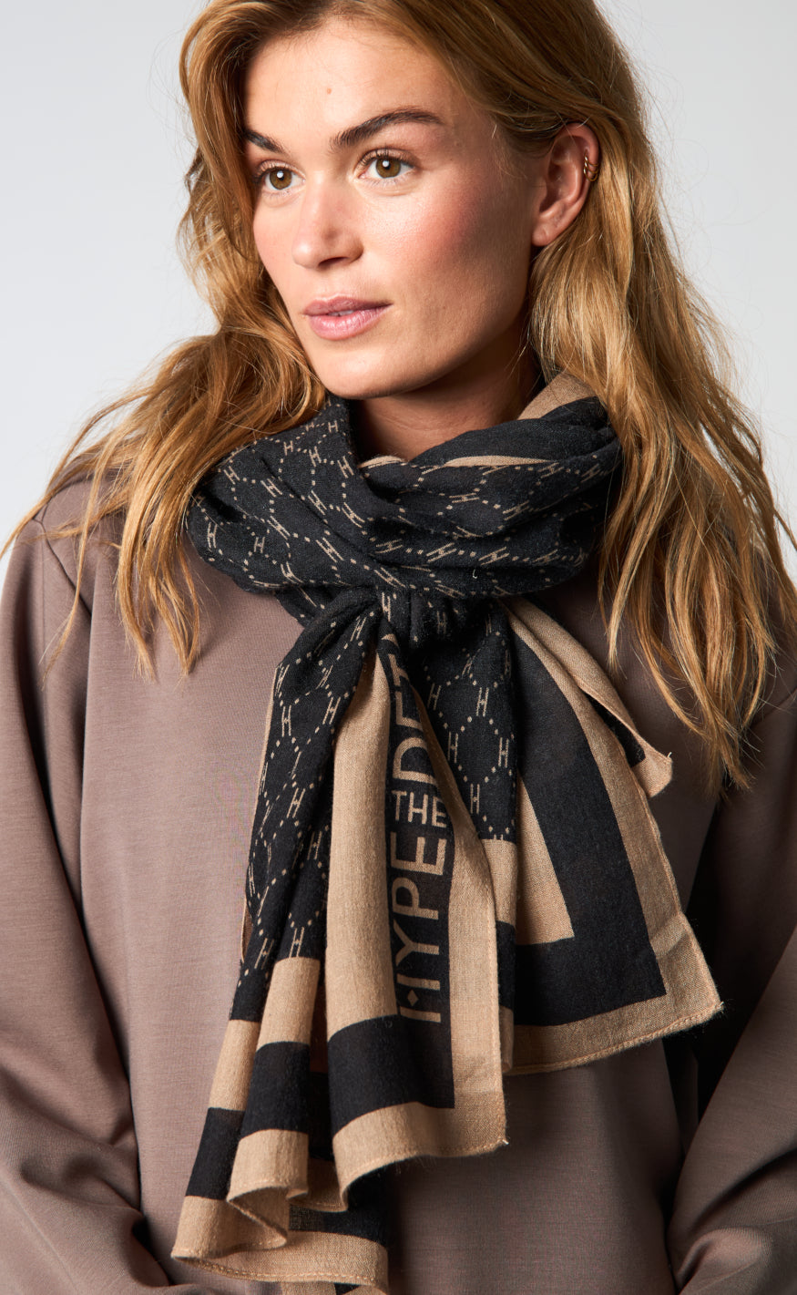Hype The Detail Tørklæde - 950-83 - Black