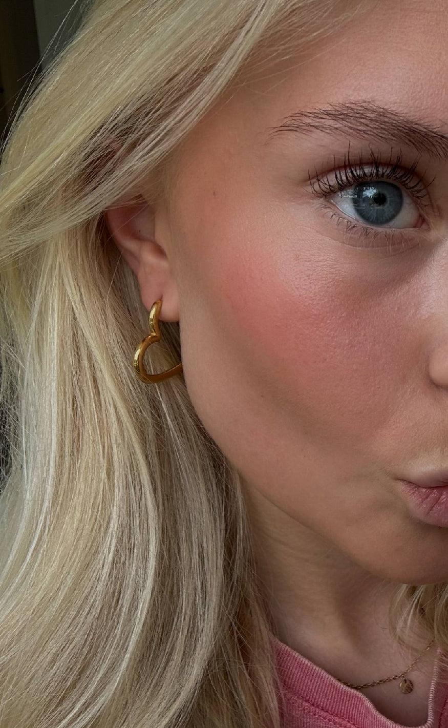 *IKKE AKTIVER* Smykkeli Copenhagen Øreringe - Hisa heart - Gold Colour