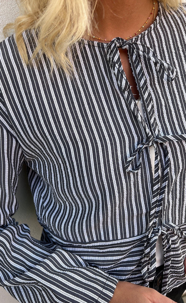 INA Copenhagen Bluse - Cornelia - Black / White Stripe (vendbar)