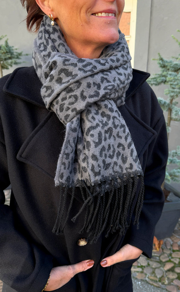 INA Copenhagen Halstørklæde - Ariana - Grey Leopard