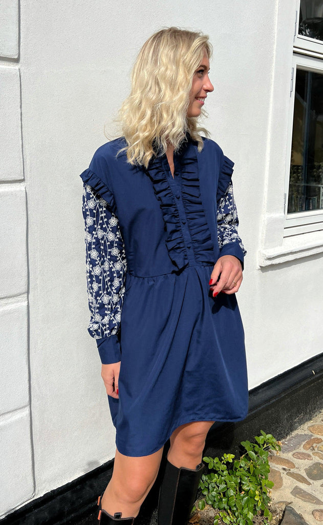 INA Copenhagen Kjole - Emily Broderi - Navy Blue / White