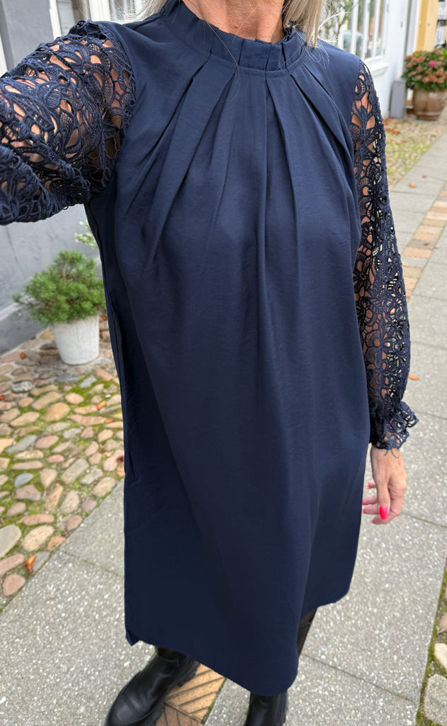 INA Copenhagen Kjole - Hazel Lace - Navy Blue