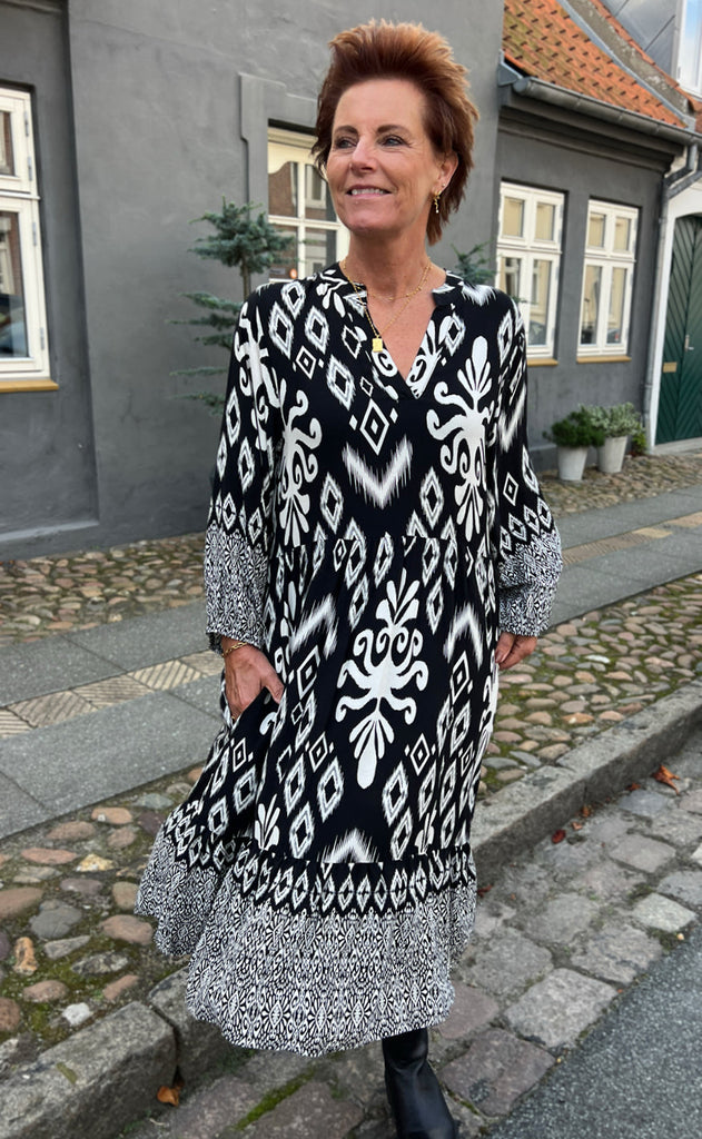 INA Copenhagen Kjole - Olinda - White / Black Paisley