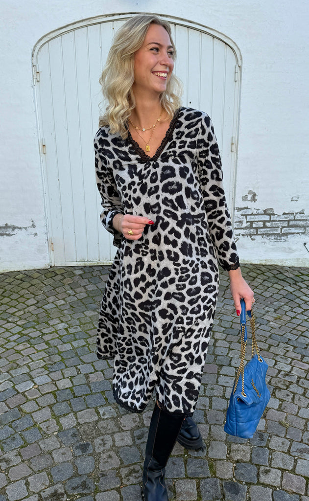 INA Copenhagen Kjole - Safina - Grey Leopard