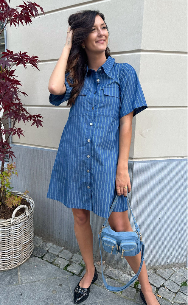 INA Copenhagen Kjole - Sif - Denim Blue Pinstripe