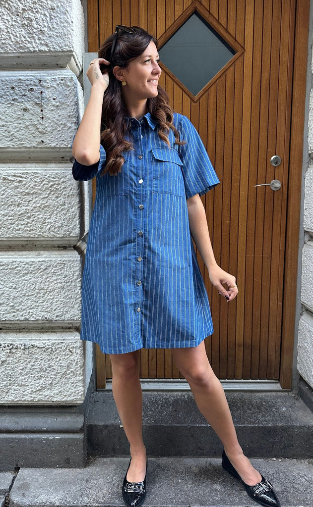 INA Copenhagen Kjole - Sif - Denim Blue Pinstripe