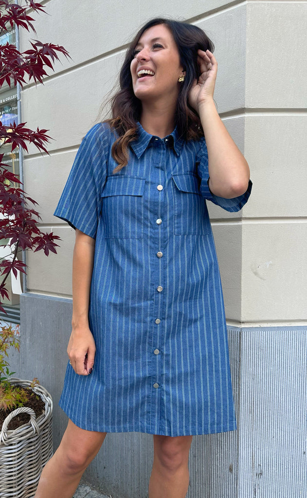 INA Copenhagen Kjole - Sif - Denim Blue Pinstripe