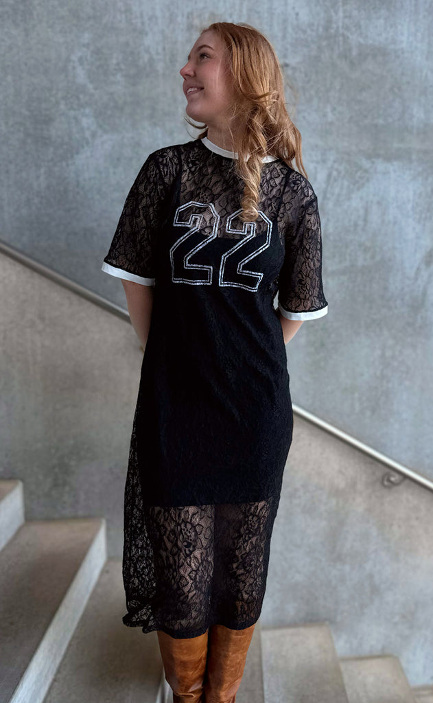 INA Copenhagen Kjole - Susanna Football - Black Lace (vendbar)
