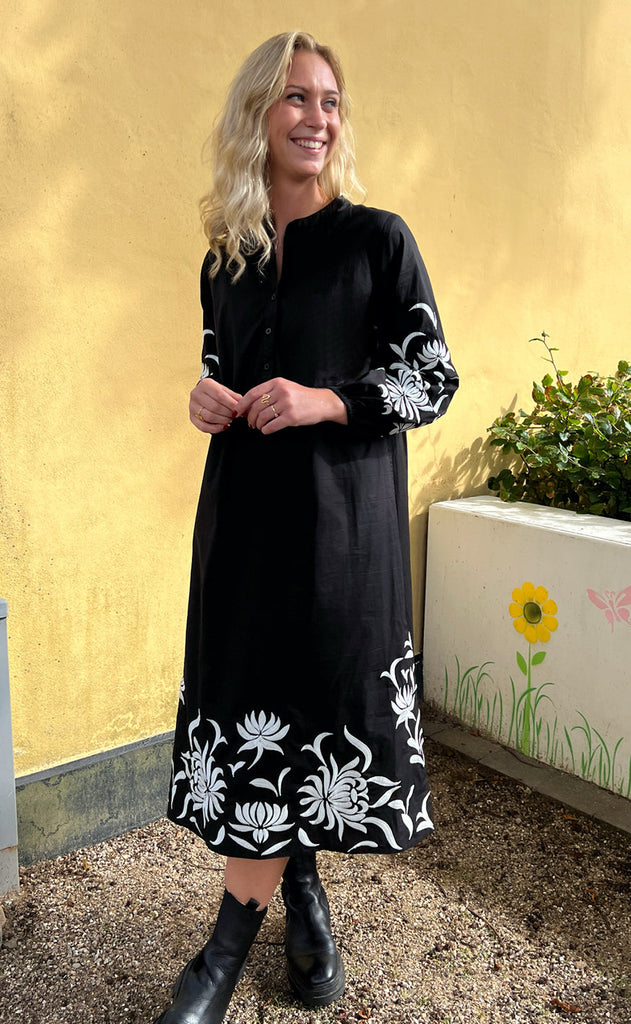 INA Copenhagen Kjole - Tilde Long - Black W. Emroidery